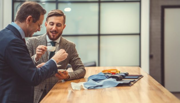 tomar cafe en la oficina amoblada