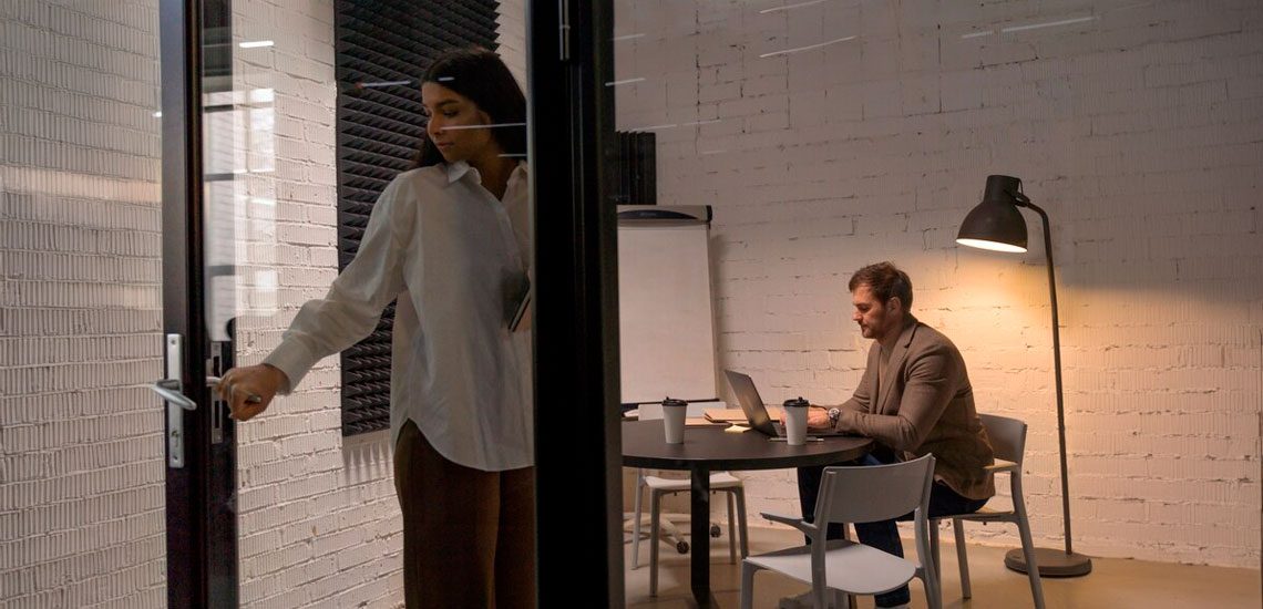¿Qué ofrecen los escritorios exclusivos en coworking?